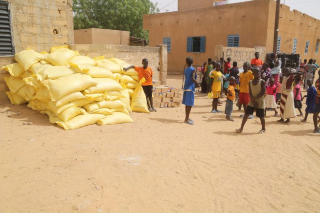 La fondation Servir le Sénégal fait des dons à travers le Sénégal grâce à l'aide des hommes d'affaires et les amis du Président.