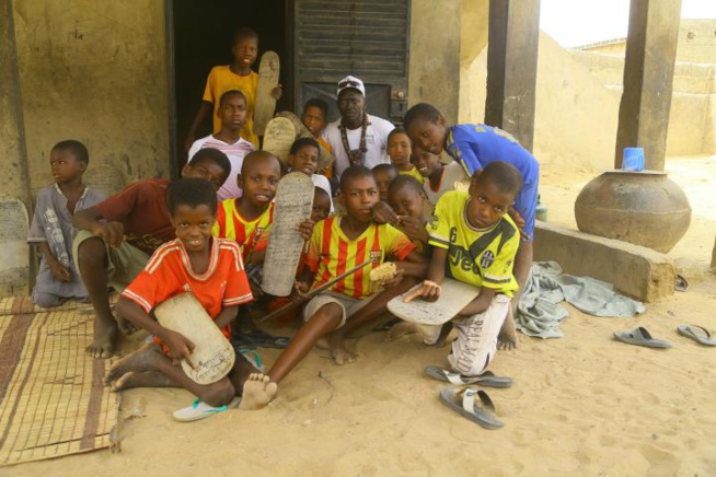 La fondation Servir le Sénégal fait des dons à travers le Sénégal grâce à l'aide des hommes d'affaires et les amis du Président.