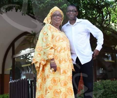 Une photo rare – Youssou Ndour en compagnie de sa maman Ndeye Sokhna Mboup