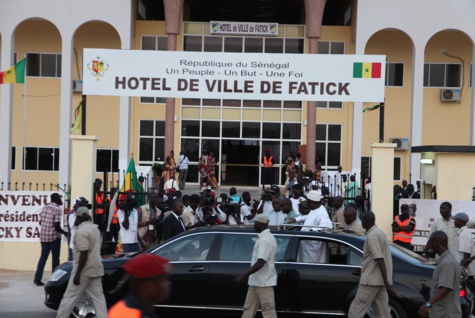 Inauguration de l'Hôtel de ville de Fatick : Le service protocolaire interrompt la prestation des griots, Macky leur demande de continuer