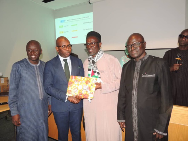 Rencontre avec les syndicats d’enseignants : Le Ministre Moustapha Mamba Guirassy remet plus de 5000 arrêtés et décisions de nominations aux Secrétaires généraux de syndicats.