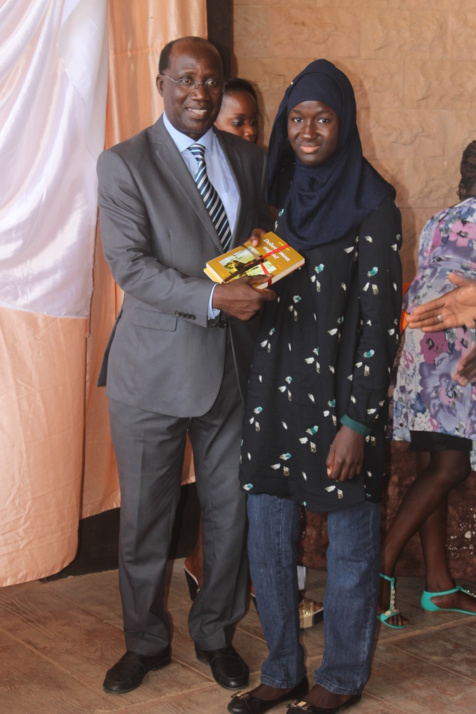 Remise de Prix d’excellence par le Monument de la Renaissance Africaine : Les filles à l’honneur avec une moyenne de 18