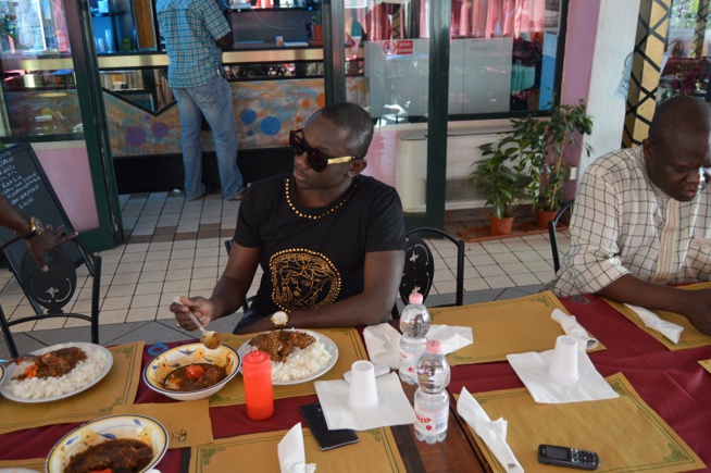 Photos + vidéo . Arrivée de la génération consciente de Pape Diouf en Italie pour le grand bégué de Brescia ce vendredi 14 Août à la Discotéca The World. Regardez l'ambiance à l'aéroport de Malpensa