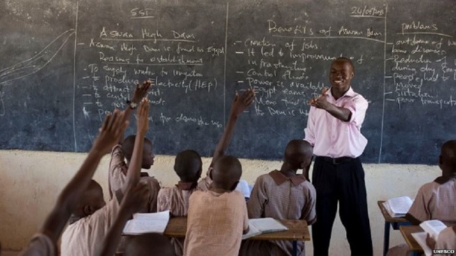 Oui à l’introduction de l’enseignement de l’anglais à l’école élémentaire, mais pas en octobre 2024 Par Racine Dia Linguiste,