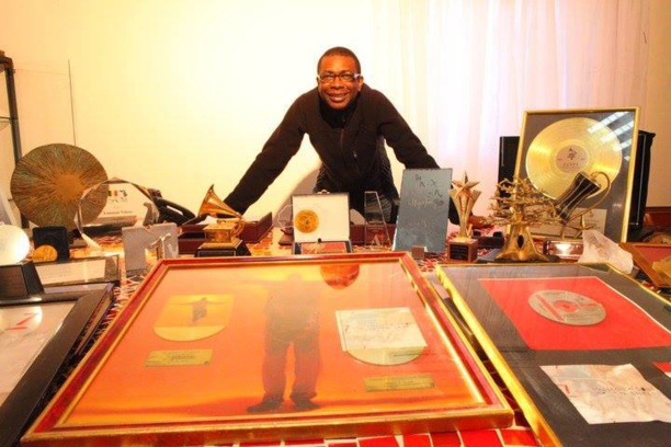 PHOTO: Youssou Ndour prend la pose avec tous ses trophées!