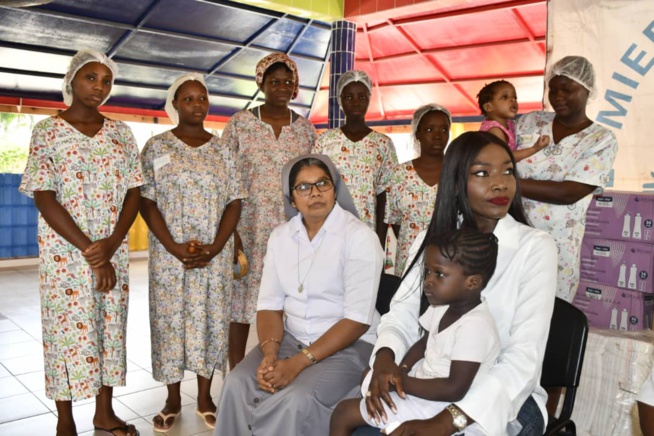 COUMBA GAWLO EN COMMUNION AVEC LES ENFANTS DE LA POUPONNIÈRE DES SOEURS FRANCISCAINES DE MÉDINA