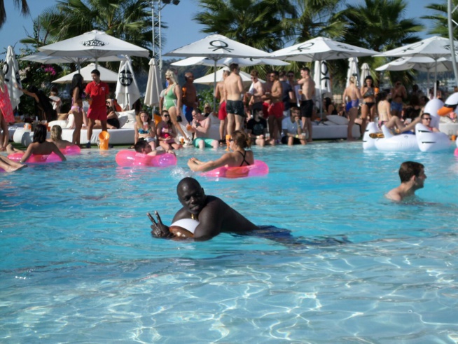 Ouz Diop l'épicurien Sénégalais d'Ibiza en Espagne croque la belle vie.