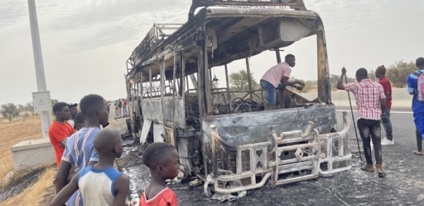 KOLDA : Un bus des militants de Takku Wallu prend feu