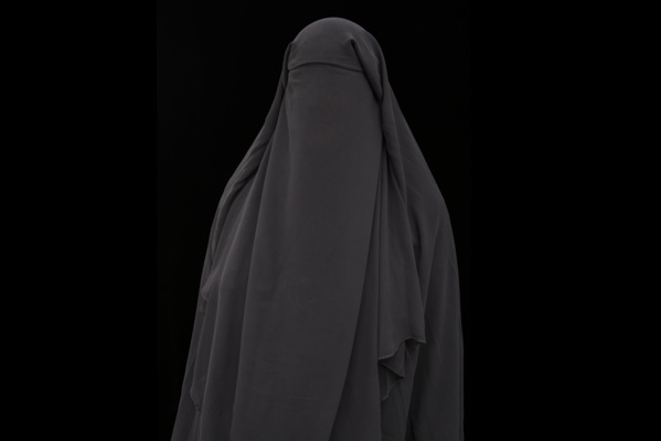 L'interdiction de la burqa fait sa première victime à Ouakam : Une femme voilée tabassée, déshabillée et traitée de terroriste