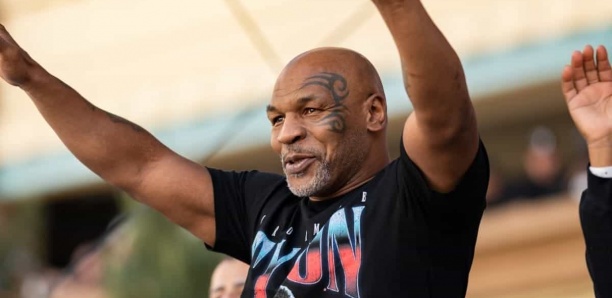 Mike Tyson, la légende des poids lourds, débarque à Dakar avec sa femme et sa fille.