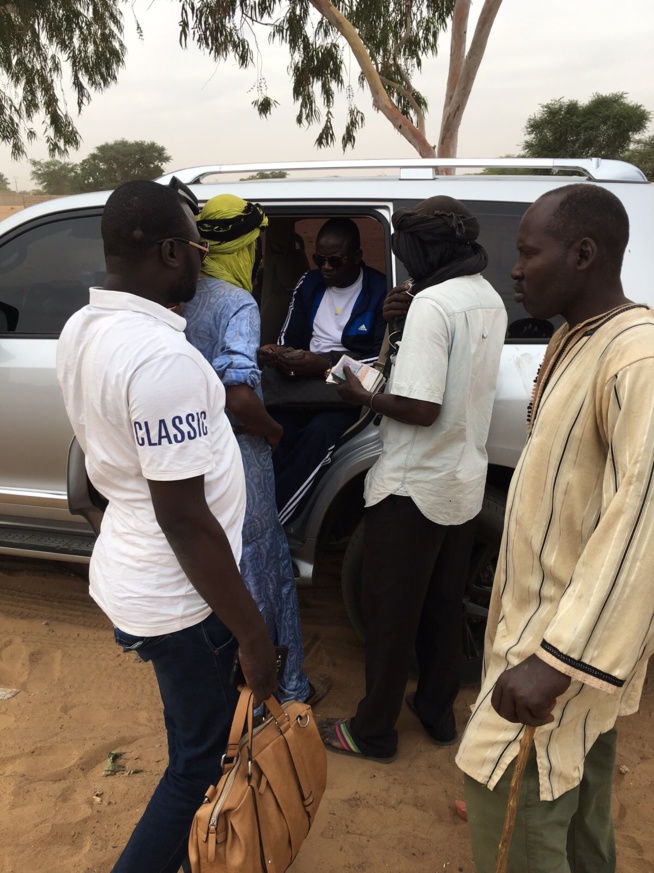 Gamou Tivaoune 2015: L'homme d'affaire Aziz Ndiaye offre des bœufs aux chefs religieux de la ville sainte de Tivaoune.