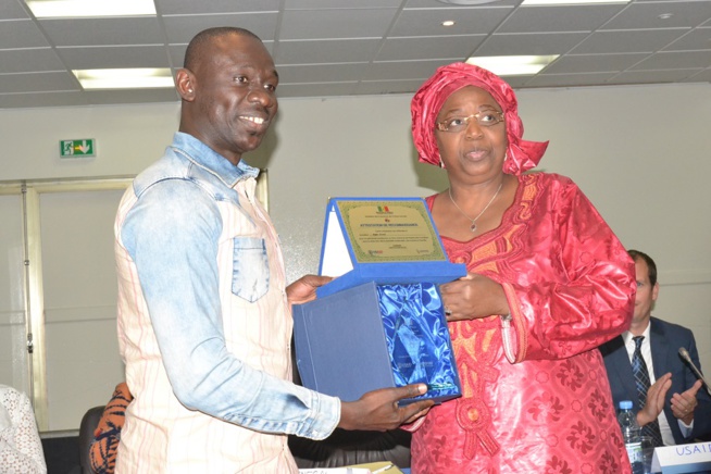 Pape Diouf nommé Champion de la planification familiale par le ministère de la santé et de l'action sociale.