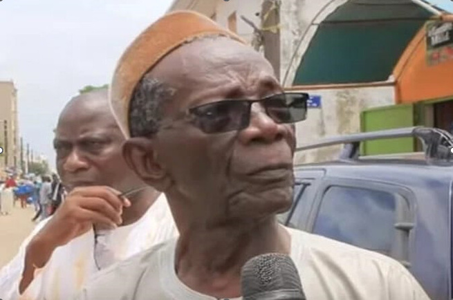 Youssou Ndour rend un vibrant hommage à son père.