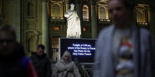 Le pape François reste dans un « état critique » malgré « une légère amélioration », selon le Vatican