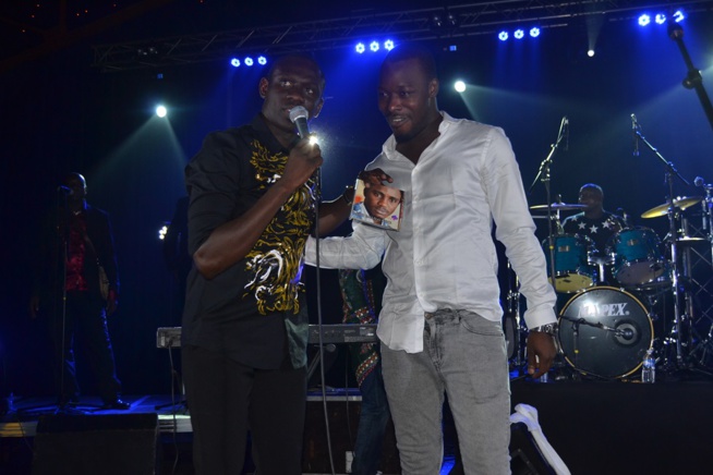 Vidéo: Pape Diouf présente et prie pour le nouveau album "XEL" de Waly Seck au Dock Eiffel de Paris.