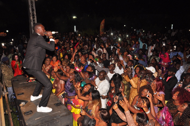 Pape Diouf mobilise plus de 18 000 fans dans le jardin de l’hôtel Kairaba  avec le Port Authority pour fêter l'indépendance de la Gambie.