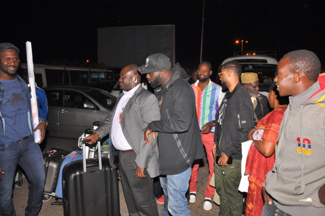 Sen Art Vision & Vouzenou vous présente en live LE FA du groupe Sexions D' assaut au Sea Plazza ce 12 mars.Revivez en images leur arrivé à l'aéroport Léopold Sedar Senghor.