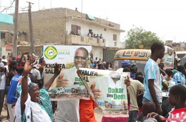 [Direct ]Bureau politique du Ps – Tanor évacué par la police, Khalifa Sall acclamé par les jeunes