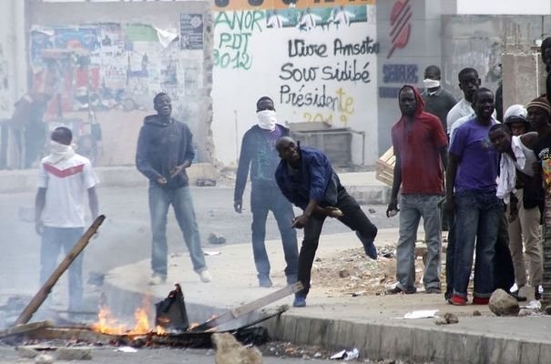 UCAD – Pneus brûlés et jets de pierres: le calvaire des automobilistes