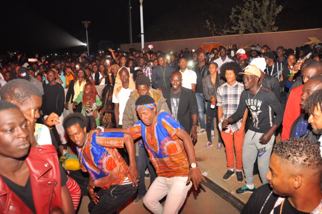 En images le concert du Nigérien WIZKID au monument de la renaissance. Regardez.