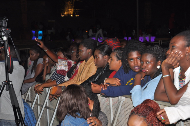 En images le concert du Nigérien WIZKID au monument de la renaissance. Regardez.