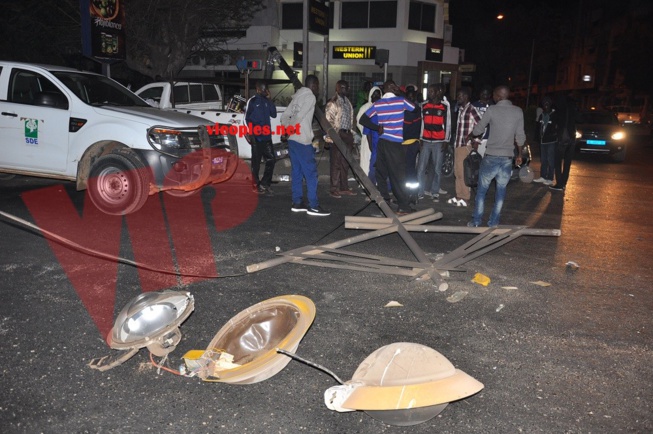 Accident au feu rouge de castor ce vendredi nuit à 1h 23m entre une voiture 307 et un L200 de la SDE.