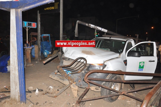 Accident au feu rouge de castor ce vendredi nuit à 1h 23m entre une voiture 307 et un L200 de la SDE.