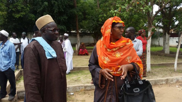 Vidéo et photos - Gambie : Mobilisation de militants et parents devant la Haute Cour de justice pour soutenir Ousaïnou Darboe et Cie