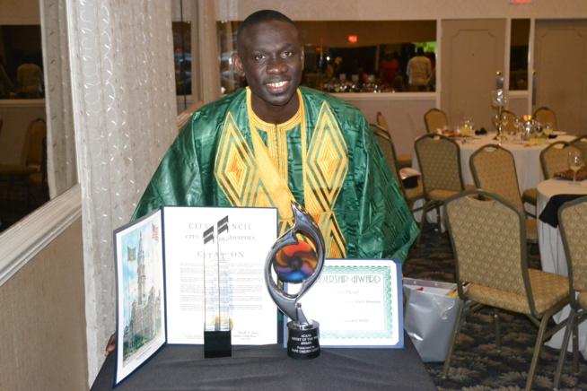 VIDEO: Pape Diouf reçoit le Award de l'Artist Of The Year et Award Of Contribution Africa's Musical Herutage par le Senator Athony H. Williams de Pensylvania et l'Adjointe au Maire de Philadelphia. Regardez