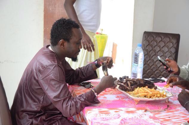 Chon le photographe propriétaire de voicidakar savoure bien sa grillade.