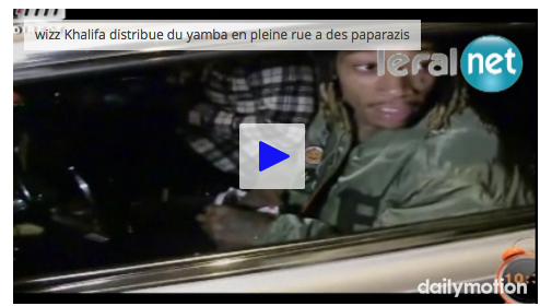 Vidéo: Incroyable : Wiz Khalifa distribue du "yamba" en pleine rue aux paparazzis