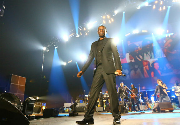 Direct Champs Elysée : Youssou Ndour en dédicace à la FNAC (Leral)