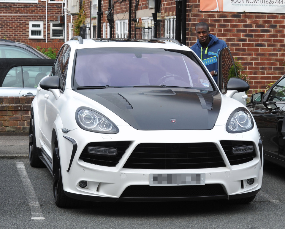 Yaya Touré et sa belle voiture de luxe, regardez les contours de la caisse