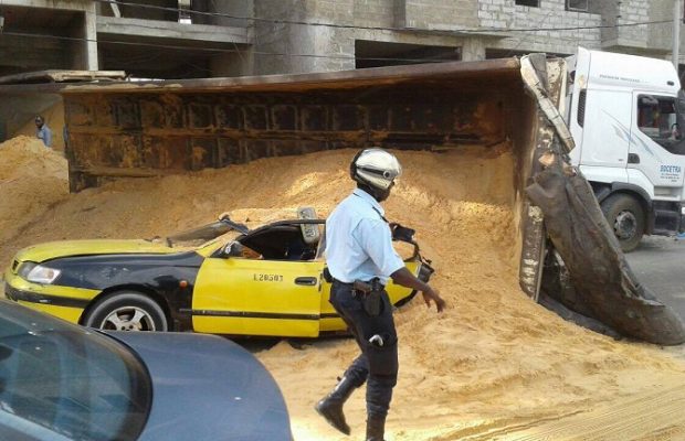 (04 Photos ) la benne d’un camion de sable se renverse sur un…taxi. Regardez