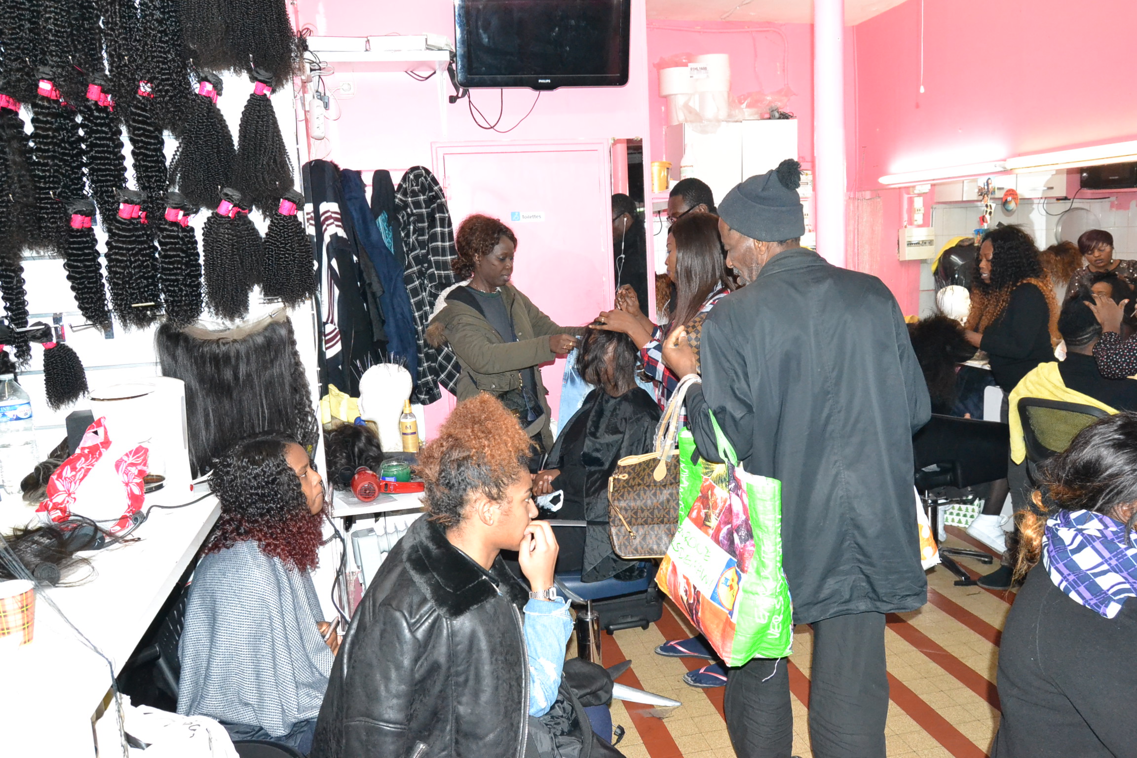 VIDEO VIVIANE A PARIS LE 31 DECEMBRE: Le salon Senegal Beaute de Paris chez Khady Samb pour le grand succès de la soirée du 31 Décembre avec Viviane Chidid au Palais Des Congrés de Montreuille. Ambiance No Stress.