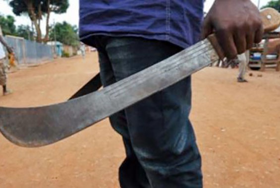 Audio : Il agresse à coups de machette son oncle à cause d’une promesse d’argent…Ecoutez