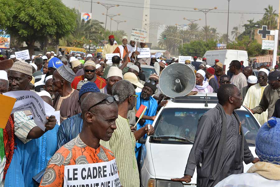 Pour la 1ère fois les Retraités du Sgl ont marché de la place de l'Obélisque à la Rts ce mercredi matin. Ils réclament leur traitement, les pensions