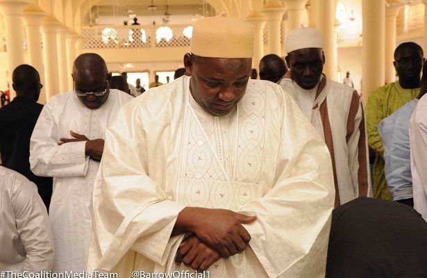 Adama Barrow effectue la prière du vendredi à la Mosquée Pipeline dans la capitale de la Gambie Banjul