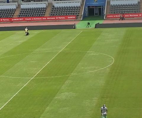 Arrêt sur image: la pelouse du stade Franceville retouchée avant le choc Sénégal/Cameroun