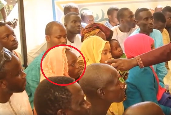 Vidéo- La fille de feu Ndongo Lo présentée à Serigne Abdou Karim Mbacké .Regardez