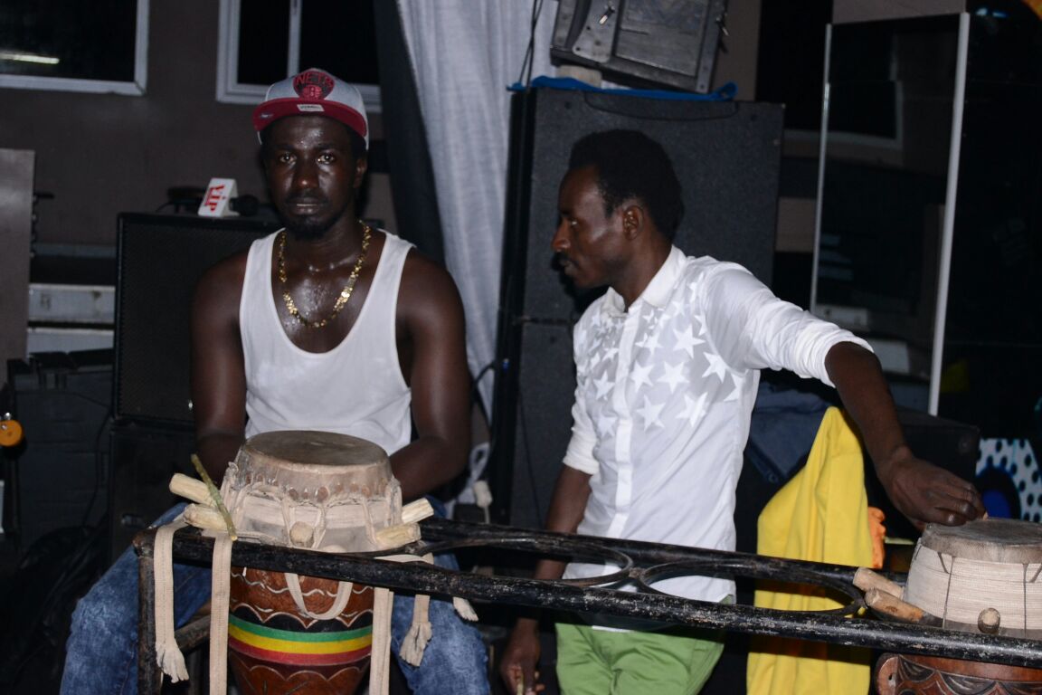 JOUR J - 08: En images Pape Diouf et sa génération consciente en pleines répétitions pour le 10 MARS au Grand Theatre pour la nuit dédiée au fans.