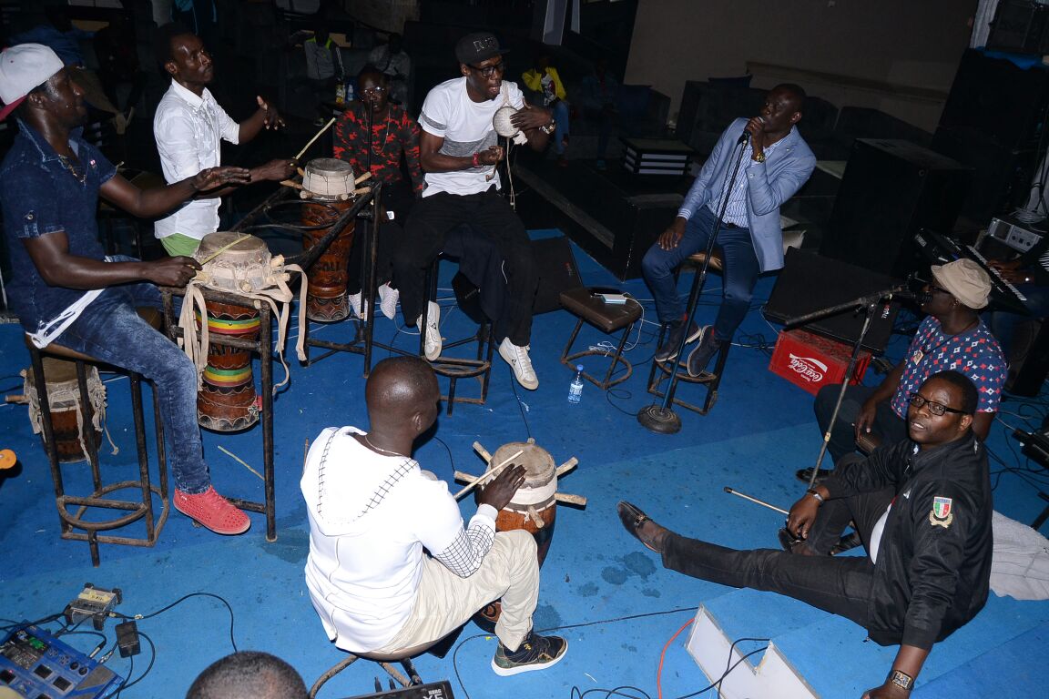 JOUR J - 08: En images Pape Diouf et sa génération consciente en pleines répétitions pour le 10 MARS au Grand Theatre pour la nuit dédiée au fans.