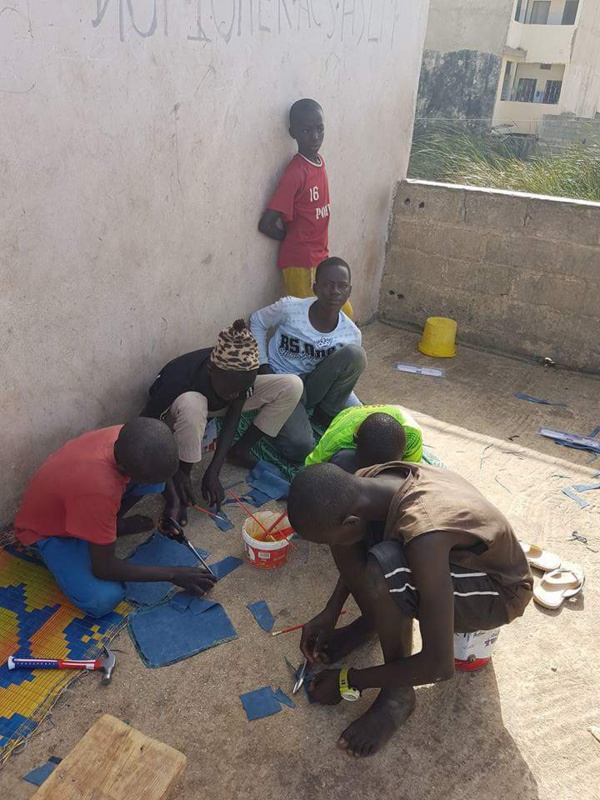 Photos-Activités de création manuelle pour les talibés Petites Gouttes