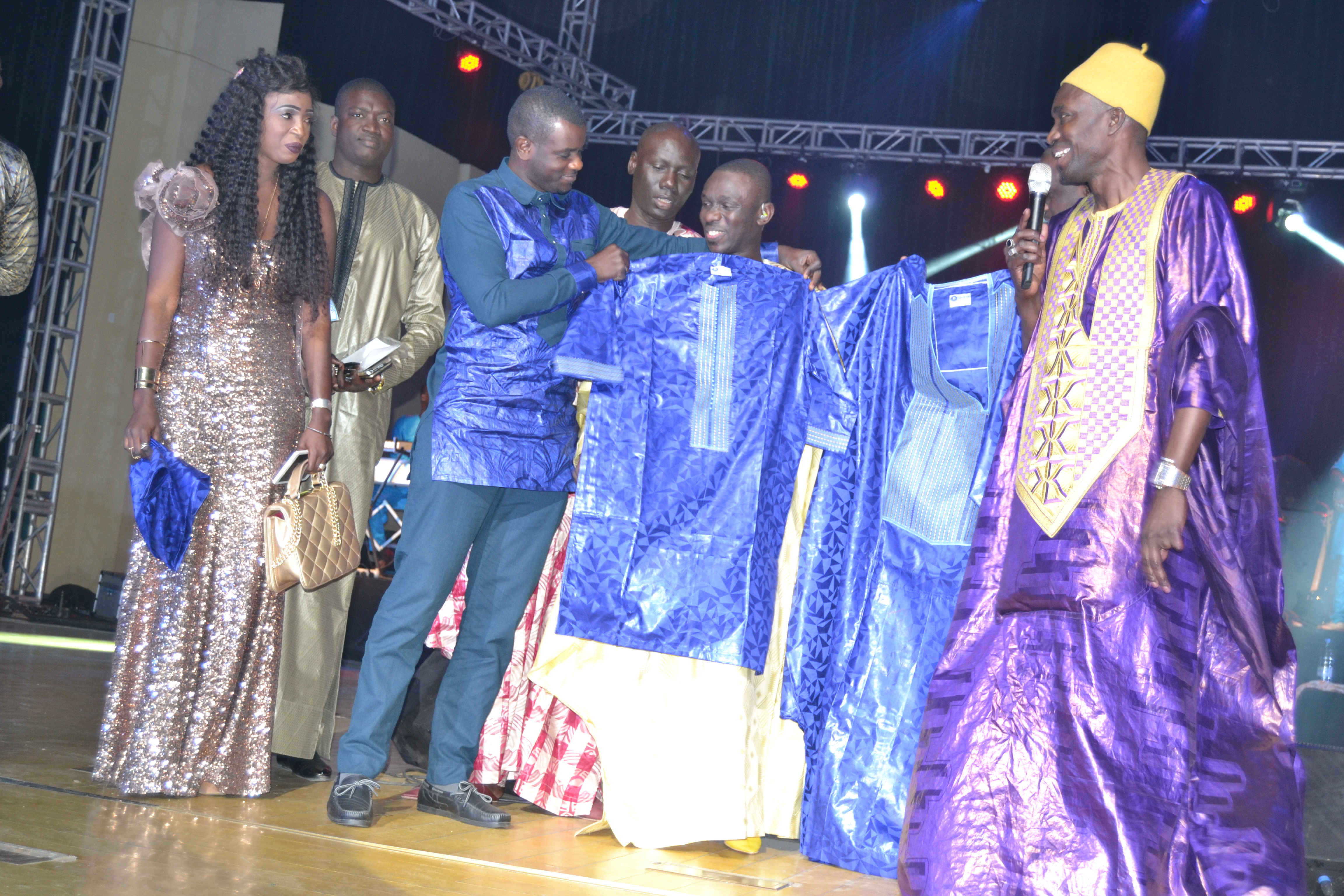 L' ADMATS (L'ASSOCIATION DES MAITRES TAILLEURS DU SENEGAL) DECORENT PAPE DIOUF AU GRAND THEATRE.