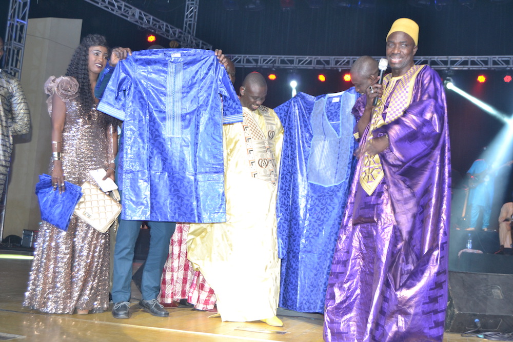 L' ADMATS (L'ASSOCIATION DES MAITRES TAILLEURS DU SENEGAL) DECORENT PAPE DIOUF AU GRAND THEATRE.