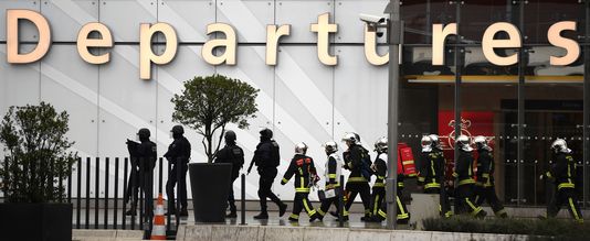 Aéroport d'Orly: un homme abattu après avoir attaqué des militaires