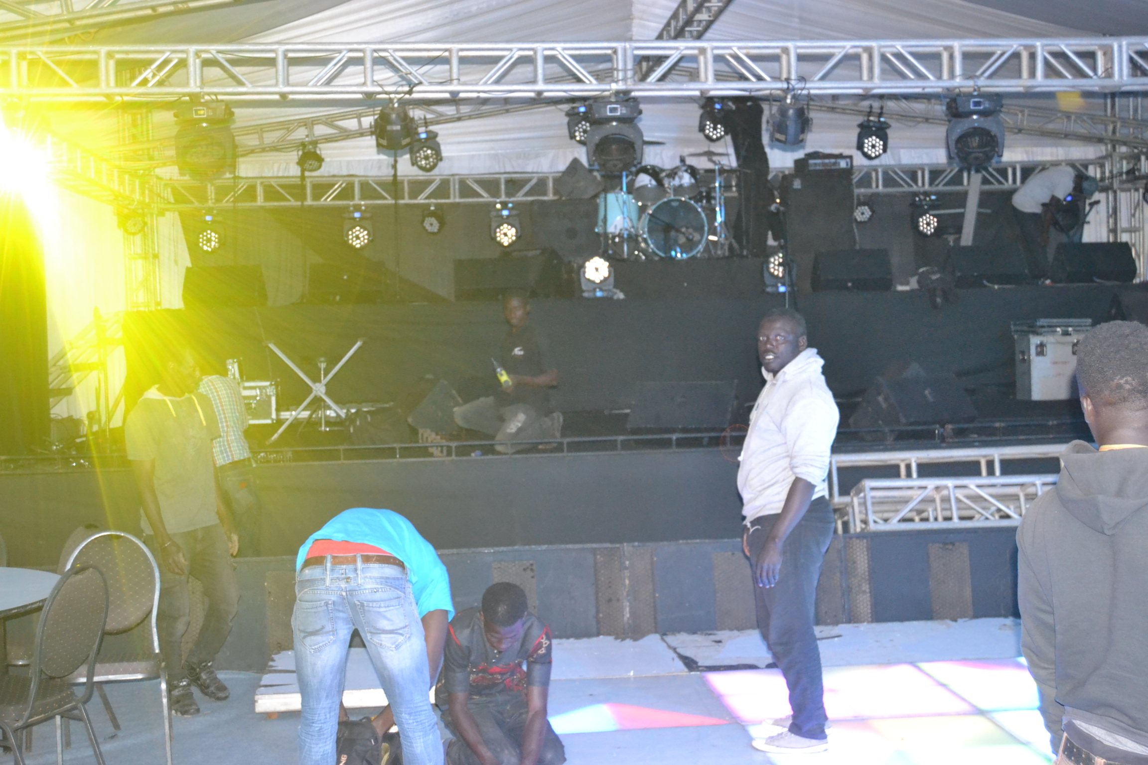 JOUR J - 01 DES CAURIS D'OR: Pape Diouf en sound check, les hôtesse en place pour le bon déroulement de la mise en place.