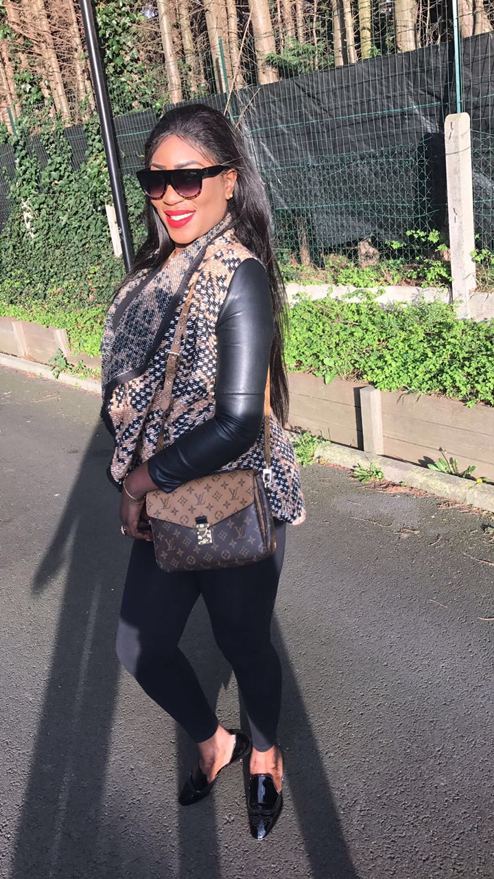 Classe et élégante, la business woman Sosso Thiam à Paris.