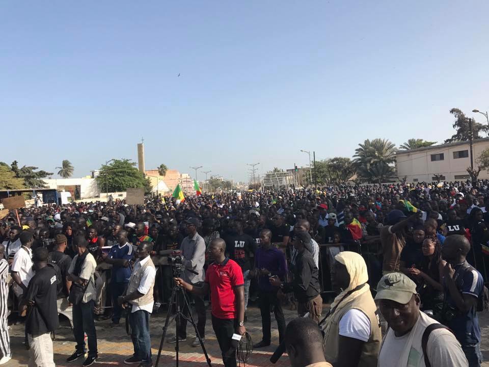 Replay : Y'en a marre réussit le pari de la mobilisation à la place de l'Obélisque