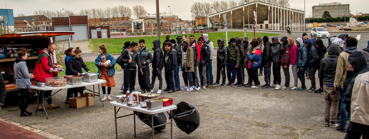 A Calais, la police bloque une distribution de repas aux réfugiés par l'Auberge des migrants